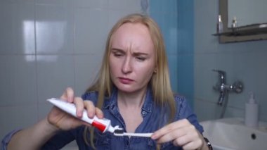 Diş macunu malzemeleri. Kız diş macununun bileşimini kontrol ediyor ve ürünün tehlikeli bileşimine şaşırıyor. Emülziyonlar, koruyucular, boyalar, PEG, SLS, parabenler, dietanolamin