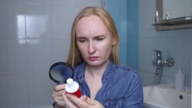 Diş macunu malzemeleri. Kız diş macununun bileşimini kontrol ediyor ve ürünün tehlikeli bileşimine şaşırıyor. Emülziyonlar, koruyucular, boyalar, PEG, SLS, parabenler, dietanolamin