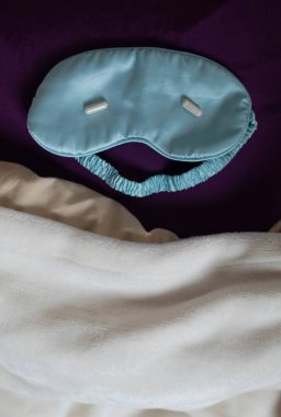 Bir kadın uyuyamaz ve bir kapsül melatoninle uyku hapı içmek ister. Jitlag veya uykusuzluk belirtileri. Biyolojik ritimlerin düzenlenmesi