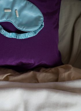 Bir kadın uyuyamaz ve bir kapsül melatoninle uyku hapı içmek ister. Jitlag veya uykusuzluk belirtileri. Biyolojik ritimlerin düzenlenmesi