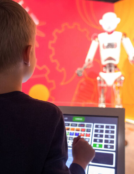 Дети управляют роботом на научной ярмарке с помощью планшетного компьютера. Современные технологии и научное образование детей