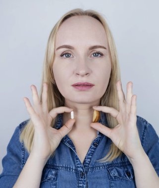 Kadın selenyumu yenilemek için neyin daha iyi olduğunu düşünür - diyet takviyesi mi yoksa Brezilya fındığı mı? Tiroid hastalıklarının önlenmesi