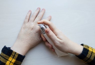 Ellerinde kuru deri var. Kabuğu soyulmuş, erozyonu ve çatlağı olan kadınların elleri. Cilt dermatolojik hastalıklar için krem