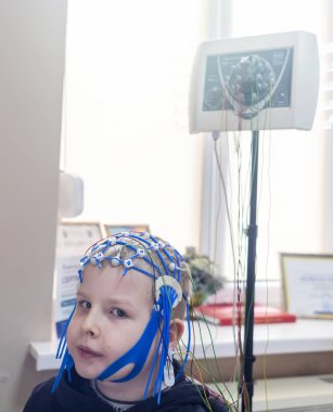 Bir çocuğun beyni EEG makinesinde incelenir. Elektroensefalogram nörolojik hastalıkların tespiti için bir hastane laboratuvarında yapılır. Çocuklar için ensefalogram