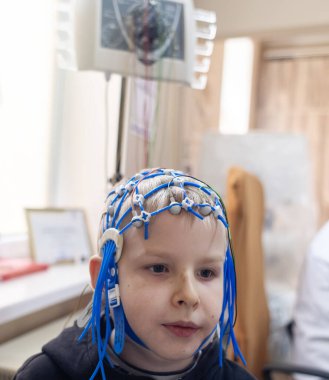 Bir çocuğun beyni EEG makinesinde incelenir. Elektroensefalogram nörolojik hastalıkların tespiti için bir hastane laboratuvarında yapılır. Çocuklar için ensefalogram