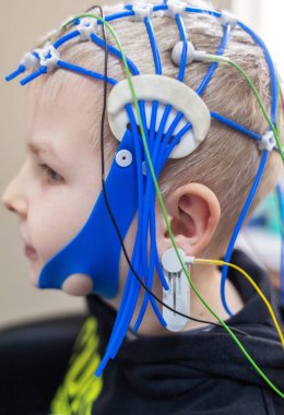 Bir çocuğun beyni EEG makinesinde incelenir. Elektroensefalogram nörolojik hastalıkların tespiti için bir hastane laboratuvarında yapılır. Çocuklar için ensefalogram