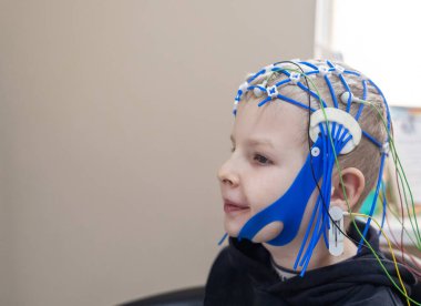 Bir çocuğun beyni EEG makinesinde incelenir. Elektroensefalogram nörolojik hastalıkların tespiti için bir hastane laboratuvarında yapılır. Çocuklar için ensefalogram