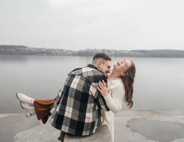 Diş telleriyle gülümse. Randevusunda diş teli takan güzel bir kız. Gençler dans ediyor, öpüşüyor, sarılıyor, eğleniyor.