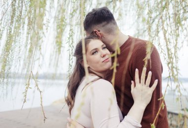 Açık havada aşk dansı. Şık kıyafetler içinde dans eden mutlu genç çift. Romantik ve spontane randevu anı