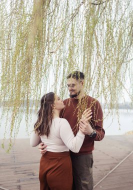 Açık havada aşk dansı. Şık kıyafetler içinde dans eden mutlu genç çift. Romantik ve spontane randevu anı