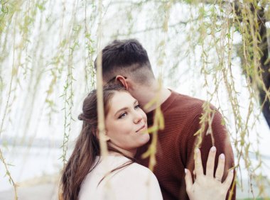 Açık havada aşk dansı. Şık kıyafetler içinde dans eden mutlu genç çift. Romantik ve spontane randevu anı