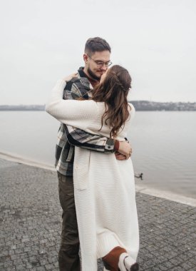 Açık havada aşk dansı. Şık kıyafetler içinde dans eden mutlu genç çift. Romantik ve spontane randevu anı