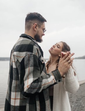 Açık havada aşk dansı. Şık kıyafetler içinde dans eden mutlu genç çift. Romantik ve spontane randevu anı