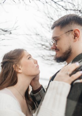 Yürüyüşe çıkmış şık elbiseli genç bir çift. Romantik bir buluşma. Yürü, öpücükler ve sarılmalar