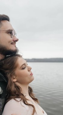 Yürüyüşe çıkmış şık elbiseli genç bir çift. Romantik bir buluşma. Yürü, öpücükler ve sarılmalar