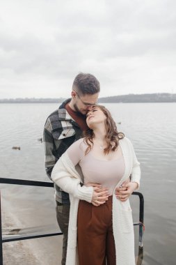 Yürüyüşe çıkmış şık elbiseli genç bir çift. Romantik bir buluşma. Yürü, öpücükler ve sarılmalar