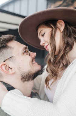 Yürüyüşe çıkmış şık elbiseli genç bir çift. Romantik bir buluşma. Yürü, öpücükler ve sarılmalar