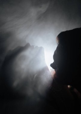 Karanlıkta sigara içen genç bir çiftin silueti. Bir adam ve bir kız karanlık bir odada öpüşüyor, sarılıyor ve tutkularını gösteriyorlar.