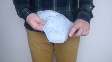 Erkekler için idrar tutamama pedi. İdrar tutamama. Cinsel organı sorunlu erkekler için hijyenik pedler. Prostat iltihabı veya strese bağlı idrar sızıntısı. Sızdıran küçük miktarlarda sıvı konusunda yardım