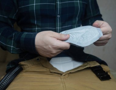 Erkekler için idrar tutamama pedi. İdrar tutamama. Cinsel organı sorunlu erkekler için hijyenik pedler. Prostat iltihabı veya strese bağlı idrar sızıntısı. Sızdıran küçük miktarlarda sıvı konusunda yardım