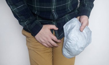 Erkekler için idrar tutamama pedi. İdrar tutamama. Cinsel organı sorunlu erkekler için hijyenik pedler. Prostat iltihabı veya strese bağlı idrar sızıntısı. Sızdıran küçük miktarlarda sıvı konusunda yardım