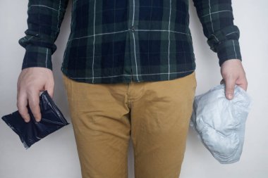 Erkekler için idrar tutamama pedi. İdrar tutamama. Cinsel organı sorunlu erkekler için hijyenik pedler. Prostat iltihabı veya strese bağlı idrar sızıntısı. Sızdıran küçük miktarlarda sıvı konusunda yardım