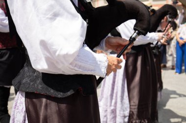 Galiçyalı müzisyen gayda çalıyor.