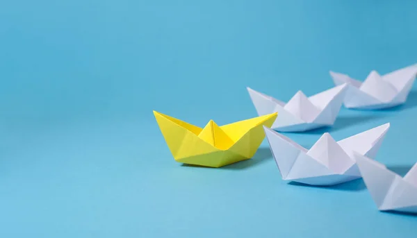 Leadership Business Konzept Mit Einem Gelben Führungspapier Boot Führt Unter — Stockfoto
