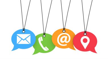 Web sitesi irtibat sayfası için renkli asılı konuşma baloncukları üzerindeki web simgeleri beyaz arkaplanda izole edilmiş 3D illüstrasyon.