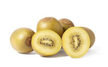 Kiwifruit altın sarısı meyveler, beyaz arka planda izole edilmiş dilimlenmiş kivi ile ön manzarayı kapatır..