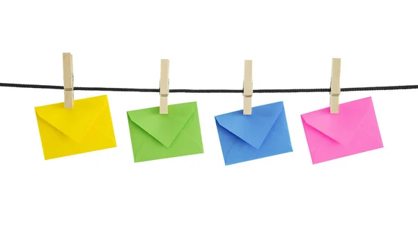 电子邮件营销活动 网站通讯和邮件列表概念 四个彩色纸信封挂在白色背景上 — 图库照片