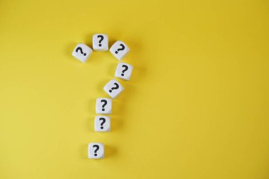 Soru işareti şekli ve sembolü beyaz zarlar üzerinde birçok soru işareti tarafından oluşturulmuştur. Müşteri soruları, fakslar ve iş yardımları konsepti kopya alanı olan sarı arkaplandaki üst görünüm. 