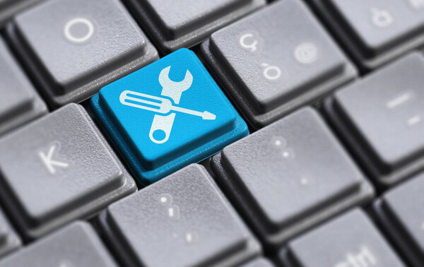 Служба ремонта компьютеров и концепция онлайн поддержки ИТ с иконками рабочих инструментов и символом на синем ноутбуке.