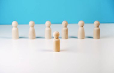 İş dünyasının liderliği ya da takım menajeri kavramsal imaj ve tahta piyon lideri arka planda takipçiler arasında öne çıkıyor ve öncülük ediyor..
