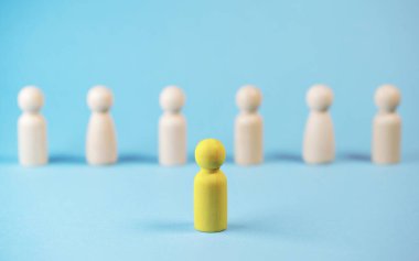 Dikkat çekici, yeni fikirler ve iş konseptinde liderlik sarı tahta bir rehine lideri öne çıkıyor ve diğerleri arasında liderlik ediyor..