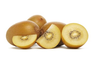 Kivi sarısı meyveler, beyaz arka planda izole edilmiş, dilimlenmiş bir altın kivi ile ön manzarayı kapatır..