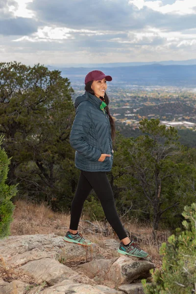 Mujer Nativa Americana Senderismo Atalaya Trail Santa Nuevo México Otoño — Foto de Stock