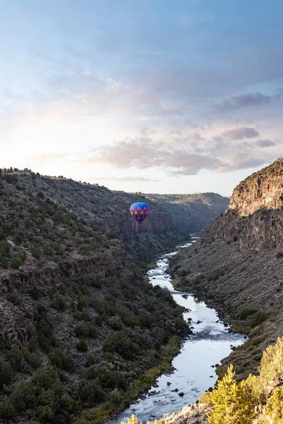 Colorful Hot Air Balloon Floating Rio Grande Gorge Arroyo Hondo Royaltyfria Stockbilder
