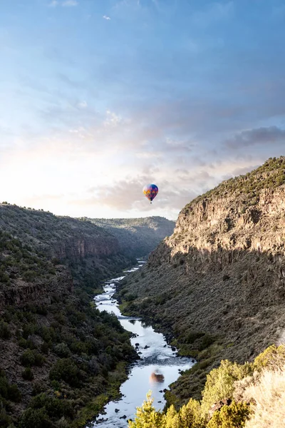 Colorful Hot Air Balloon Floating Rio Grande Gorge Arroyo Hondo Stockbild