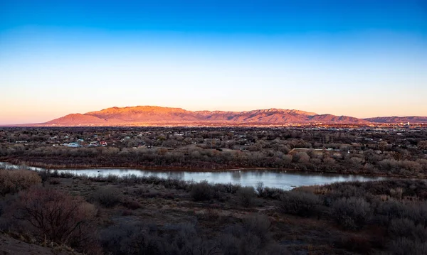 Albuquerque New Mexico Sunset Rio Grande Front Sandia Mountains Background —  Fotos de Stock