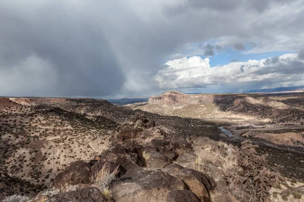 画像の中央に写っているのはバックマン メサで オトウヒ峰があり サンイルデフォンソ プエブロの中心から離れた場所にある グランデが右側を流れる ニューメキシコ州ホワイト ロック オーバールックからの眺め ロイヤリティフリーのストック写真