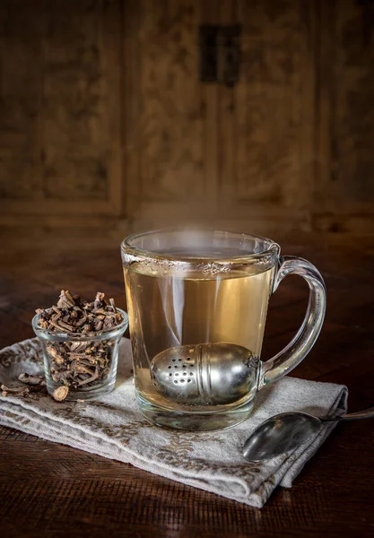 テーブルの上に乾燥した根を持つ熱いYerbaマンサ茶のカップ — ストック写真