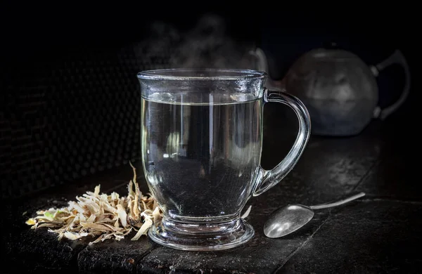 オコティージョ樹皮茶のグラスカップにオコティージョ樹皮が横に付き Fouquieria Splendens ロイヤリティフリーのストック画像