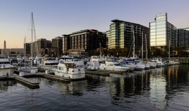 Washington 'daki Bölge Rıhtımı, DC Rıhtımı Kasım gün batımının ortasında