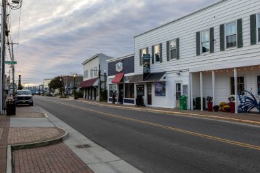 Ana Cadde Chincoteague Adası, Virginia, gün batımında