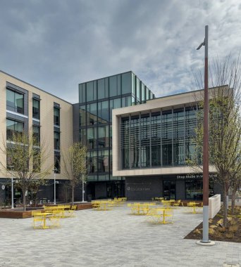 Maryland 'deki College Park Belediyesi İdari Ofis Binası, bahar günü erken saatlerde