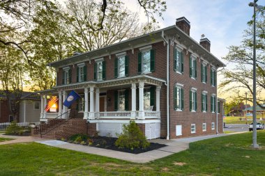 Virginia, Elkton 'da belediye binası bahar günbatımında