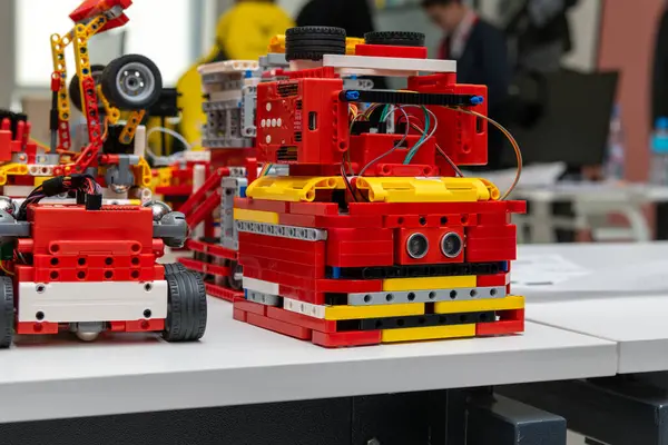 Büyük bir robot beyaz bir masada kuyruk bekliyor.