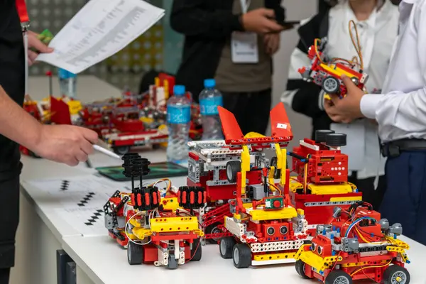 Yarışmalarda bir sürü robot masanın üzerinde savaş için bekliyor.