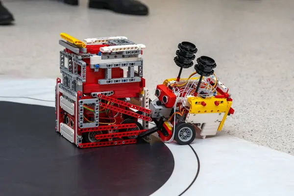 Büyük kırmızı robot rakibini ringin dışına iterek savaşı kazandı.